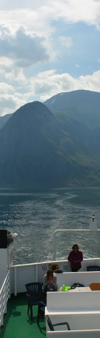 Per Fähre durch den Fjord